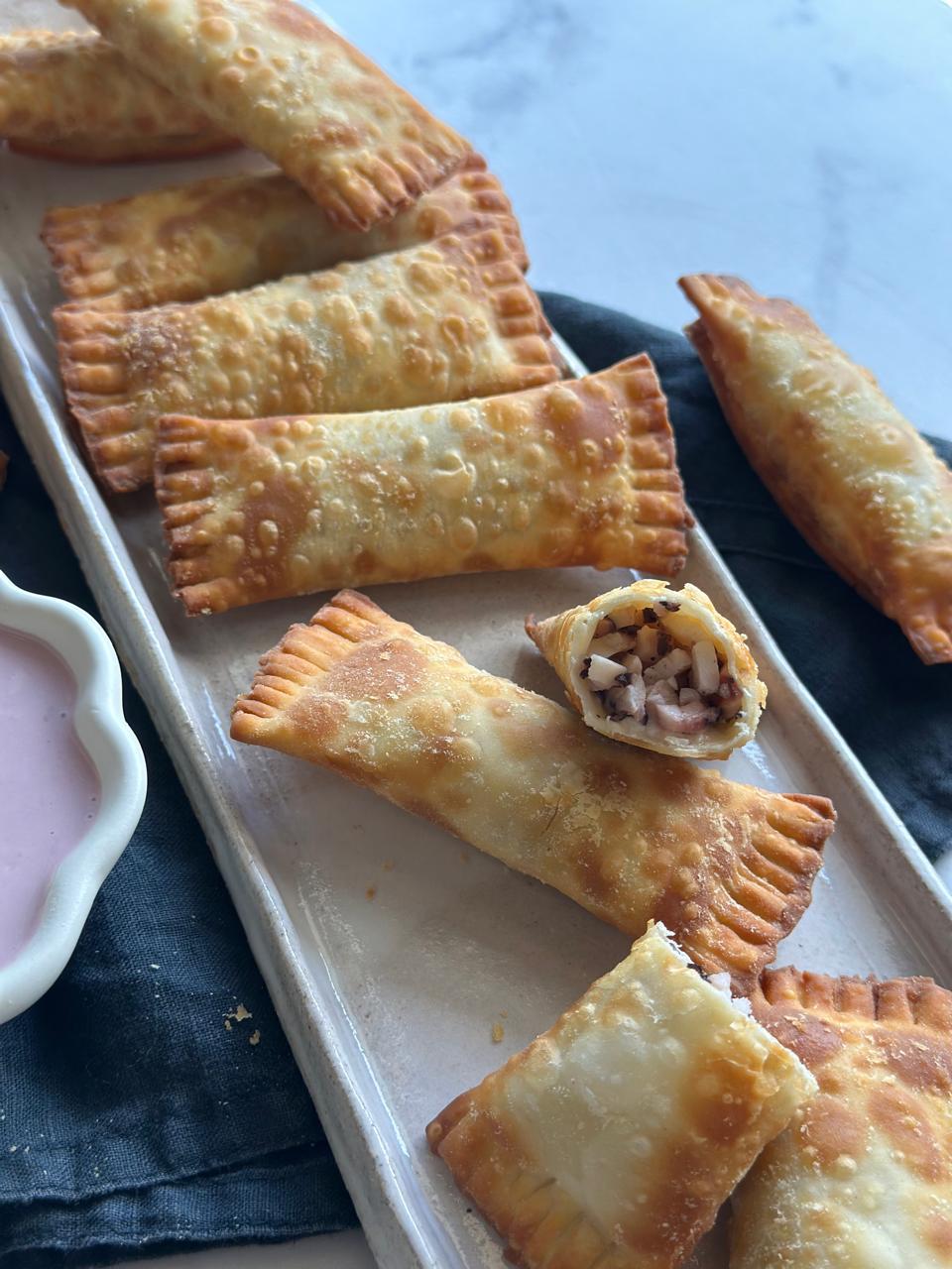 TEQUEÑOS DE PULPO CON SALSA DE OLIVO